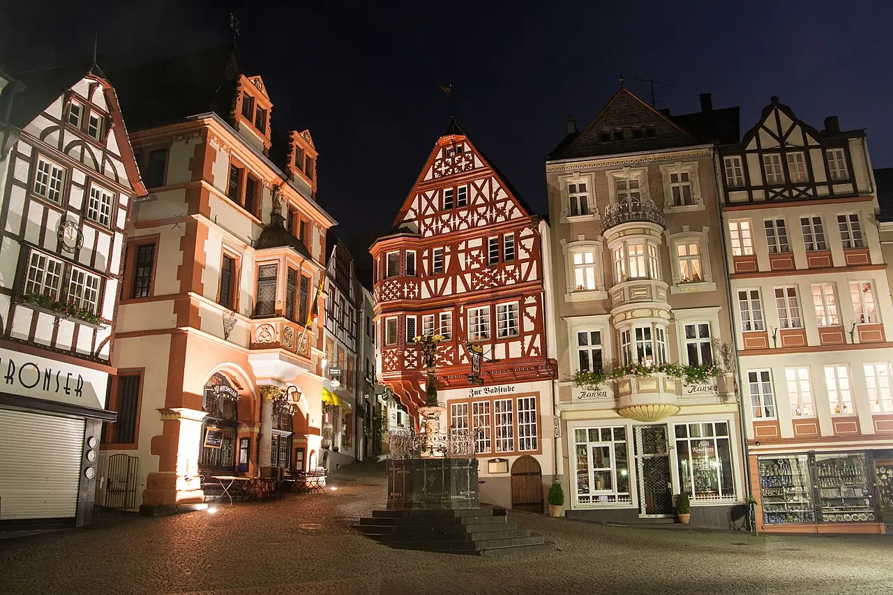 Bernkastel-Kues på kvällen