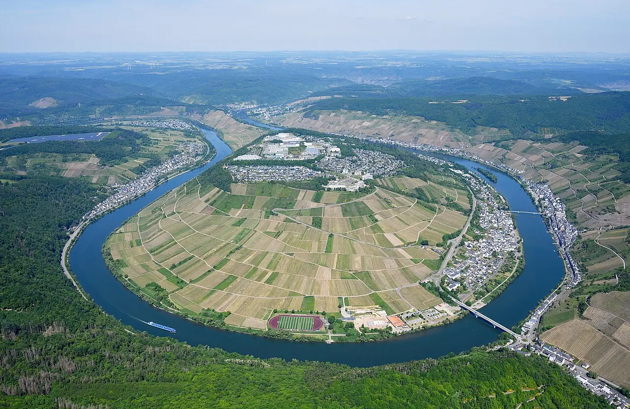 Mosel slingrar sig runt Zell